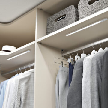 Unutrašnjost ugradbenog ormara s policama i rasvjetom.